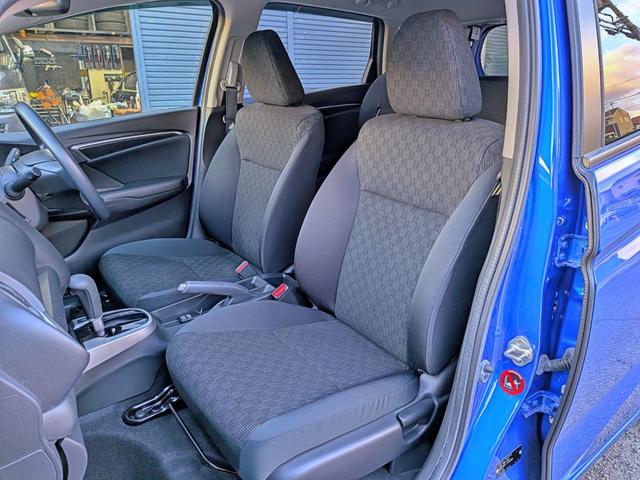 フィット １３Ｇ・Ｆパッケージ　衝突軽減／ナビフルセグ／スマート鍵／禁煙／ＢＴ／アイドリングストップ／ＥＴＣ／ＶＳＡ／ＥＣＯＮモード／チップアップシート／オートＡＣ／バニティミラー／ウィンカーミラー（50枚目）