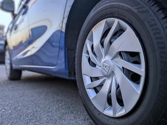 フィット １３Ｇ・Ｆパッケージ　衝突軽減／ナビフルセグ／スマート鍵／禁煙／ＢＴ／アイドリングストップ／ＥＴＣ／ＶＳＡ／ＥＣＯＮモード／チップアップシート／オートＡＣ／バニティミラー／ウィンカーミラー（60枚目）