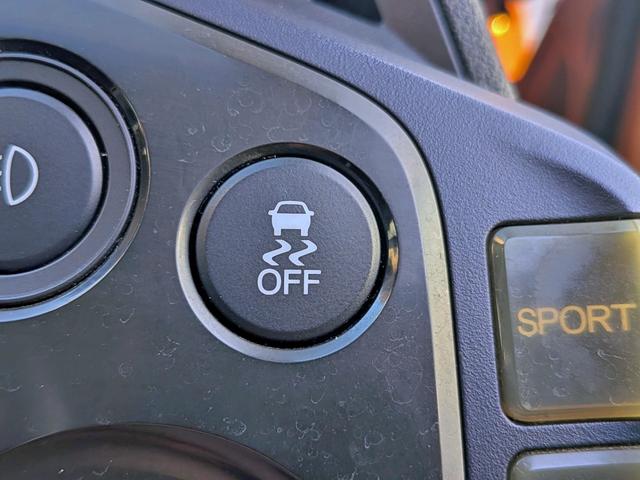 CR-Z α 6MT/ダウンサス/社外マフラー&ウィング/クルコン/スマートキー/ステリモ/HID/フォグ/オートライト/オートAC/CD/AUX/外17AW/外タワーバー/VSA/バニティミラー/ウィンカーミラー(28枚目)