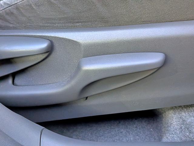 プリウス S 純HDDナビフルセグ/Bカメラ/スマートキー/BT/オートライト/フォグ/オートAC/ETC/シートリフター/バニティミラー/純15AW/AUX/CD/DVD(35枚目)