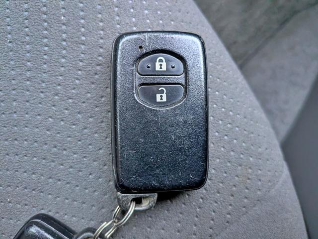 プリウス S 純HDDナビフルセグ/Bカメラ/スマートキー/BT/オートライト/フォグ/オートAC/ETC/シートリフター/バニティミラー/純15AW/AUX/CD/DVD(39枚目)