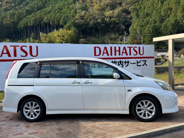 アイシス プラタナリミテッド　プラタナリミテッド　両側電動スライドドア　純正ナビ　バックカメラ　純正１６インチアルミホイール　三列シート　オートヘッドライト　スマートドアロック　オートエアコン　タイミングチェーン（2枚目）