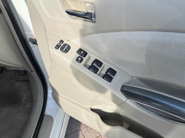 アイシス プラタナリミテッド　プラタナリミテッド　両側電動スライドドア　純正ナビ　バックカメラ　純正１６インチアルミホイール　三列シート　オートヘッドライト　スマートドアロック　オートエアコン　タイミングチェーン（8枚目）