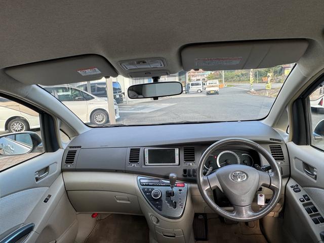 アイシス プラタナリミテッド　プラタナリミテッド　両側電動スライドドア　純正ナビ　バックカメラ　純正１６インチアルミホイール　三列シート　オートヘッドライト　スマートドアロック　オートエアコン　タイミングチェーン（12枚目）