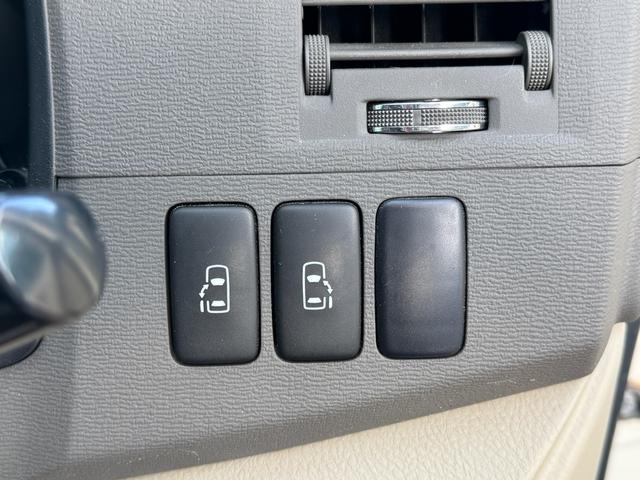 アイシス プラタナリミテッド　プラタナリミテッド　両側電動スライドドア　純正ナビ　バックカメラ　純正１６インチアルミホイール　三列シート　オートヘッドライト　スマートドアロック　オートエアコン　タイミングチェーン（18枚目）