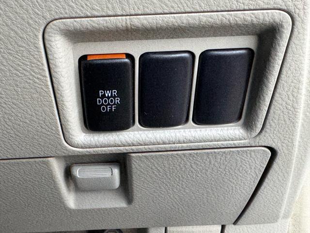 アイシス プラタナリミテッド　プラタナリミテッド　両側電動スライドドア　純正ナビ　バックカメラ　純正１６インチアルミホイール　三列シート　オートヘッドライト　スマートドアロック　オートエアコン　タイミングチェーン（19枚目）