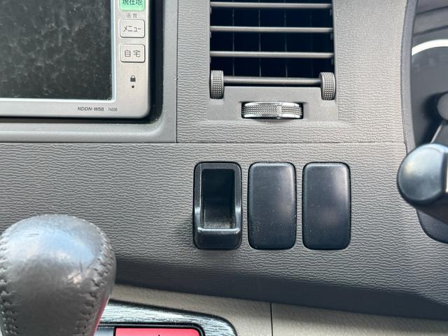 アイシス プラタナリミテッド　プラタナリミテッド　両側電動スライドドア　純正ナビ　バックカメラ　純正１６インチアルミホイール　三列シート　オートヘッドライト　スマートドアロック　オートエアコン　タイミングチェーン（21枚目）