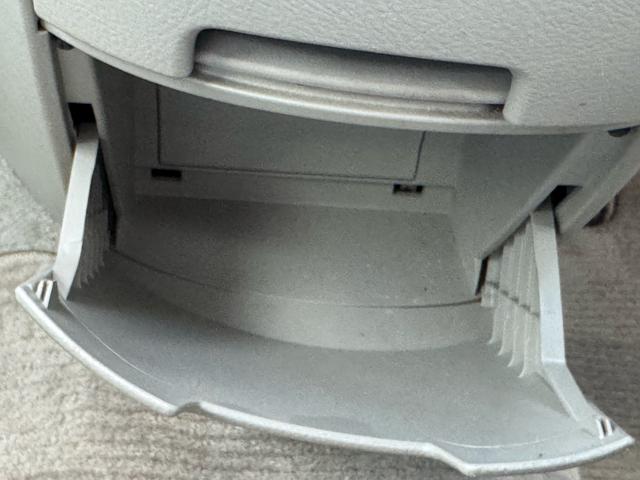 アイシス プラタナリミテッド　プラタナリミテッド　両側電動スライドドア　純正ナビ　バックカメラ　純正１６インチアルミホイール　三列シート　オートヘッドライト　スマートドアロック　オートエアコン　タイミングチェーン（34枚目）