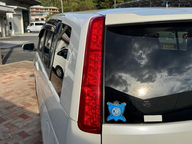 アイシス プラタナリミテッド　プラタナリミテッド　両側電動スライドドア　純正ナビ　バックカメラ　純正１６インチアルミホイール　三列シート　オートヘッドライト　スマートドアロック　オートエアコン　タイミングチェーン（45枚目）