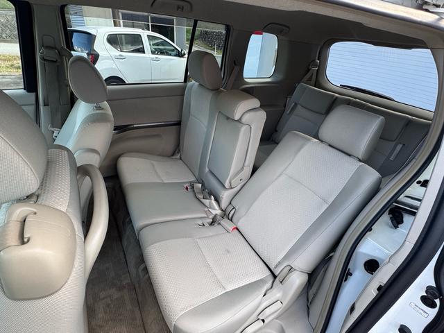 アイシス プラタナリミテッド　プラタナリミテッド　両側電動スライドドア　純正ナビ　バックカメラ　純正１６インチアルミホイール　三列シート　オートヘッドライト　スマートドアロック　オートエアコン　タイミングチェーン（56枚目）