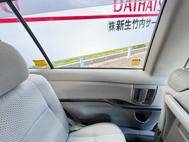 アイシス プラタナリミテッド　プラタナリミテッド　両側電動スライドドア　純正ナビ　バックカメラ　純正１６インチアルミホイール　三列シート　オートヘッドライト　スマートドアロック　オートエアコン　タイミングチェーン（61枚目）