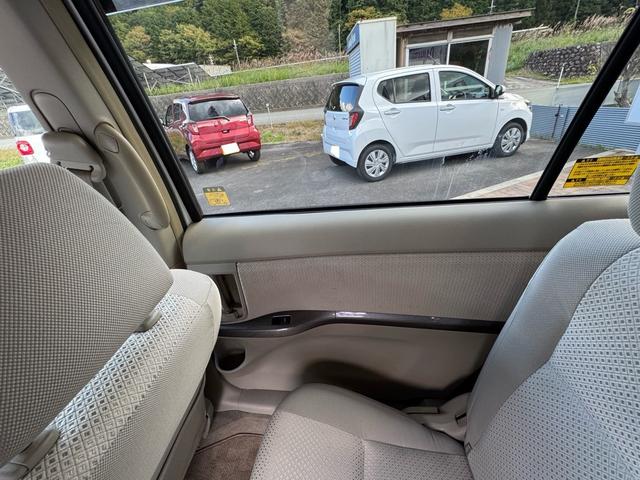 アイシス プラタナリミテッド　プラタナリミテッド　両側電動スライドドア　純正ナビ　バックカメラ　純正１６インチアルミホイール　三列シート　オートヘッドライト　スマートドアロック　オートエアコン　タイミングチェーン（62枚目）