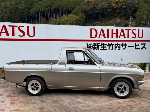 サニートラック ＤＸ　ＤＸ　シルバー全塗装　４ＭＴ　Ｆスポイラー　ＭＯＭＯステアリング　社外ホイール　丸目２灯フェイス　フェンダーミラー　社外マフラー（2枚目）