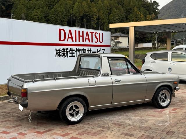 サニートラック ＤＸ　ＤＸ　シルバー全塗装　４ＭＴ　Ｆスポイラー　ＭＯＭＯステアリング　社外ホイール　丸目２灯フェイス　フェンダーミラー　社外マフラー（3枚目）