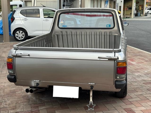 サニートラック ＤＸ　ＤＸ　シルバー全塗装　４ＭＴ　Ｆスポイラー　ＭＯＭＯステアリング　社外ホイール　丸目２灯フェイス　フェンダーミラー　社外マフラー（4枚目）