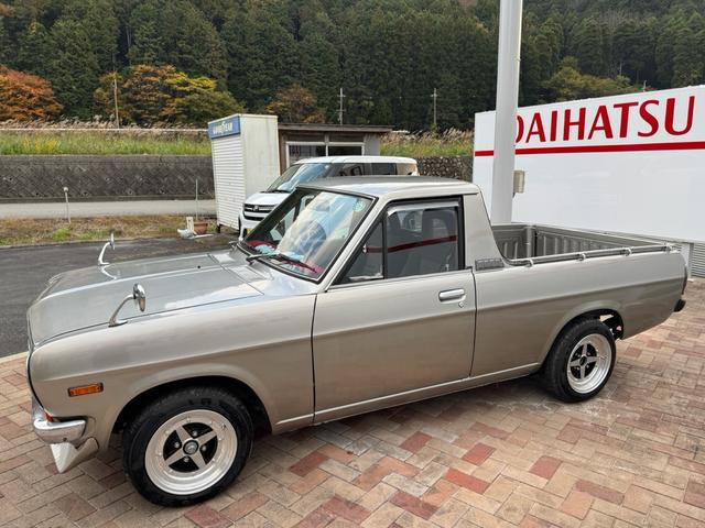 サニートラック ＤＸ　ＤＸ　シルバー全塗装　４ＭＴ　Ｆスポイラー　ＭＯＭＯステアリング　社外ホイール　丸目２灯フェイス　フェンダーミラー　社外マフラー（5枚目）