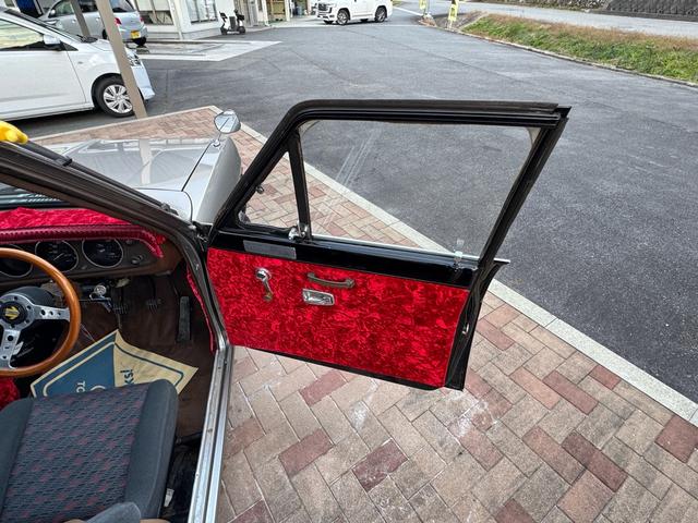 サニートラック ＤＸ　ＤＸ　シルバー全塗装　４ＭＴ　Ｆスポイラー　ＭＯＭＯステアリング　社外ホイール　丸目２灯フェイス　フェンダーミラー　社外マフラー（7枚目）