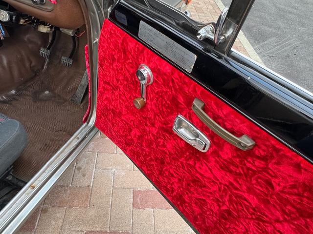 サニートラック ＤＸ　ＤＸ　シルバー全塗装　４ＭＴ　Ｆスポイラー　ＭＯＭＯステアリング　社外ホイール　丸目２灯フェイス　フェンダーミラー　社外マフラー（8枚目）