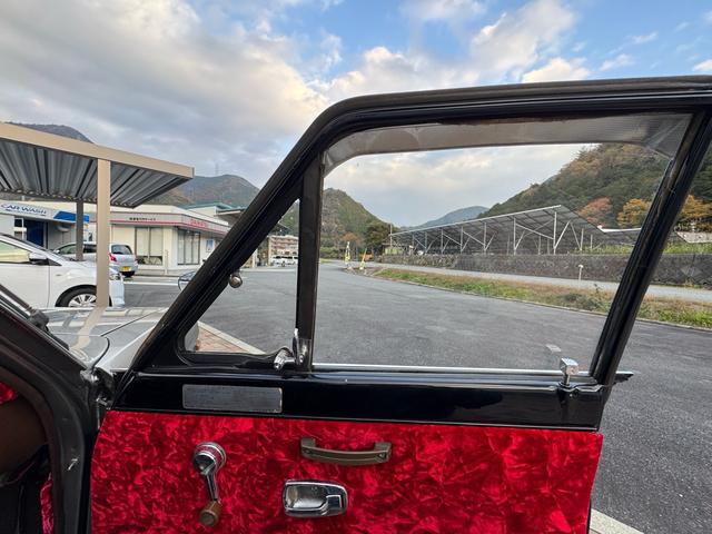 サニートラック ＤＸ　ＤＸ　シルバー全塗装　４ＭＴ　Ｆスポイラー　ＭＯＭＯステアリング　社外ホイール　丸目２灯フェイス　フェンダーミラー　社外マフラー（9枚目）