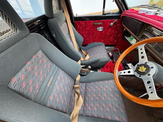 サニートラック ＤＸ　ＤＸ　シルバー全塗装　４ＭＴ　Ｆスポイラー　ＭＯＭＯステアリング　社外ホイール　丸目２灯フェイス　フェンダーミラー　社外マフラー（12枚目）