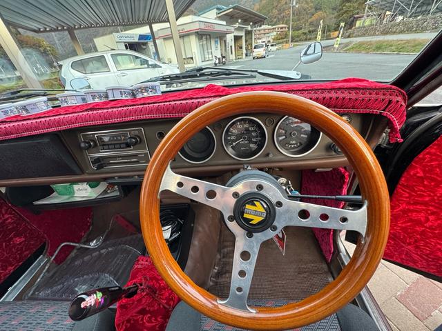 サニートラック ＤＸ　ＤＸ　シルバー全塗装　４ＭＴ　Ｆスポイラー　ＭＯＭＯステアリング　社外ホイール　丸目２灯フェイス　フェンダーミラー　社外マフラー（13枚目）