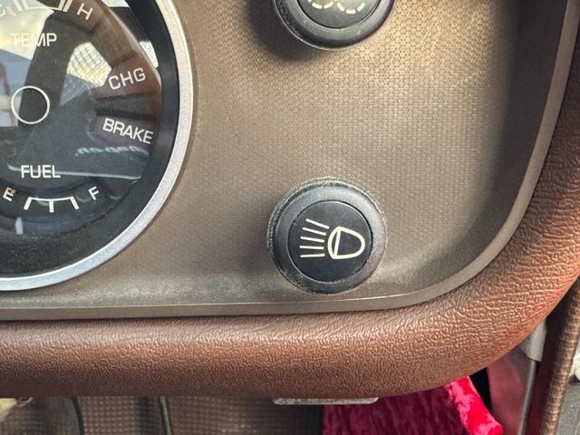 サニートラック ＤＸ　ＤＸ　シルバー全塗装　４ＭＴ　Ｆスポイラー　ＭＯＭＯステアリング　社外ホイール　丸目２灯フェイス　フェンダーミラー　社外マフラー（18枚目）