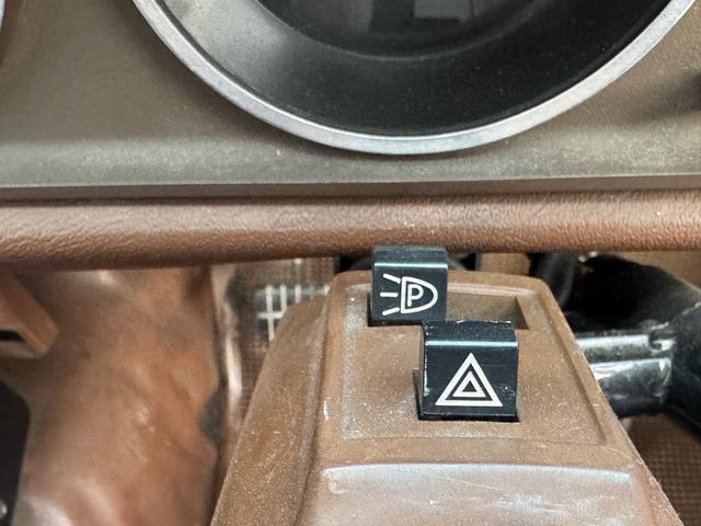 サニートラック ＤＸ　ＤＸ　シルバー全塗装　４ＭＴ　Ｆスポイラー　ＭＯＭＯステアリング　社外ホイール　丸目２灯フェイス　フェンダーミラー　社外マフラー（19枚目）