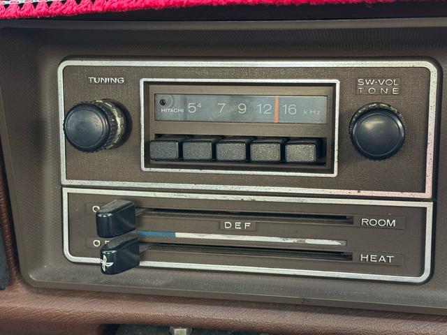 サニートラック ＤＸ　ＤＸ　シルバー全塗装　４ＭＴ　Ｆスポイラー　ＭＯＭＯステアリング　社外ホイール　丸目２灯フェイス　フェンダーミラー　社外マフラー（23枚目）