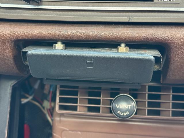 サニートラック ＤＸ　ＤＸ　シルバー全塗装　４ＭＴ　Ｆスポイラー　ＭＯＭＯステアリング　社外ホイール　丸目２灯フェイス　フェンダーミラー　社外マフラー（24枚目）