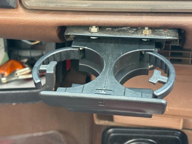 サニートラック ＤＸ　ＤＸ　シルバー全塗装　４ＭＴ　Ｆスポイラー　ＭＯＭＯステアリング　社外ホイール　丸目２灯フェイス　フェンダーミラー　社外マフラー（25枚目）