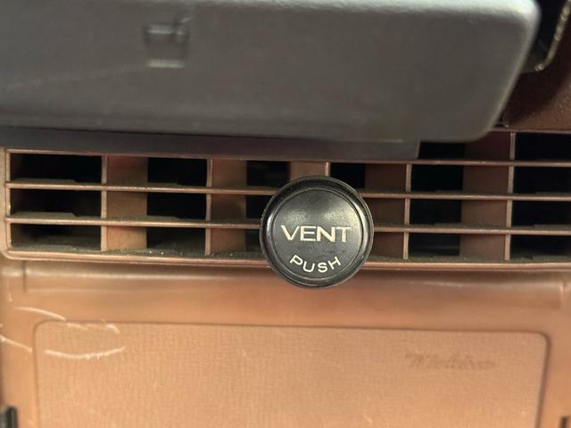 サニートラック ＤＸ　ＤＸ　シルバー全塗装　４ＭＴ　Ｆスポイラー　ＭＯＭＯステアリング　社外ホイール　丸目２灯フェイス　フェンダーミラー　社外マフラー（26枚目）