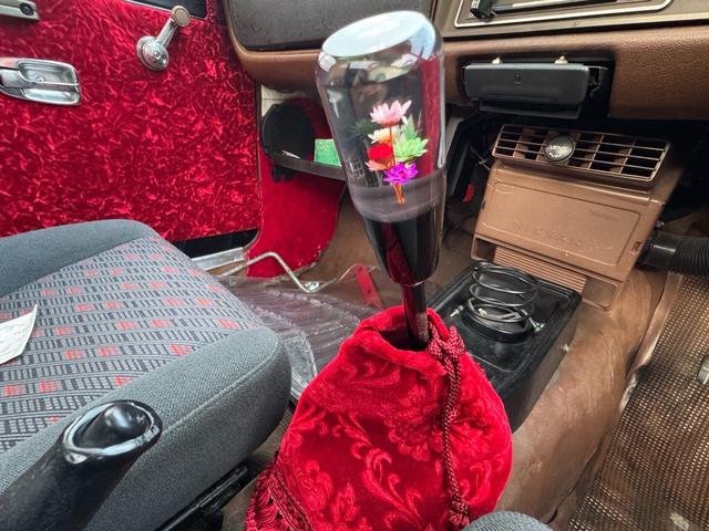 サニートラック ＤＸ　ＤＸ　シルバー全塗装　４ＭＴ　Ｆスポイラー　ＭＯＭＯステアリング　社外ホイール　丸目２灯フェイス　フェンダーミラー　社外マフラー（28枚目）