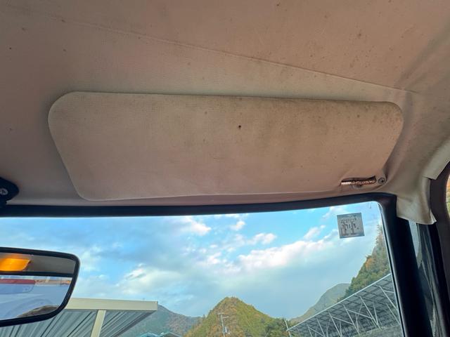 サニートラック ＤＸ　ＤＸ　シルバー全塗装　４ＭＴ　Ｆスポイラー　ＭＯＭＯステアリング　社外ホイール　丸目２灯フェイス　フェンダーミラー　社外マフラー（32枚目）