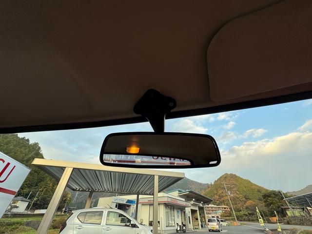 サニートラック ＤＸ　ＤＸ　シルバー全塗装　４ＭＴ　Ｆスポイラー　ＭＯＭＯステアリング　社外ホイール　丸目２灯フェイス　フェンダーミラー　社外マフラー（33枚目）