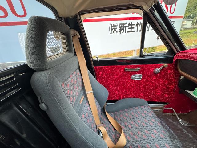 サニートラック ＤＸ　ＤＸ　シルバー全塗装　４ＭＴ　Ｆスポイラー　ＭＯＭＯステアリング　社外ホイール　丸目２灯フェイス　フェンダーミラー　社外マフラー（35枚目）