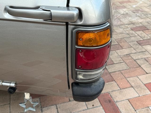 サニートラック ＤＸ　ＤＸ　シルバー全塗装　４ＭＴ　Ｆスポイラー　ＭＯＭＯステアリング　社外ホイール　丸目２灯フェイス　フェンダーミラー　社外マフラー（44枚目）