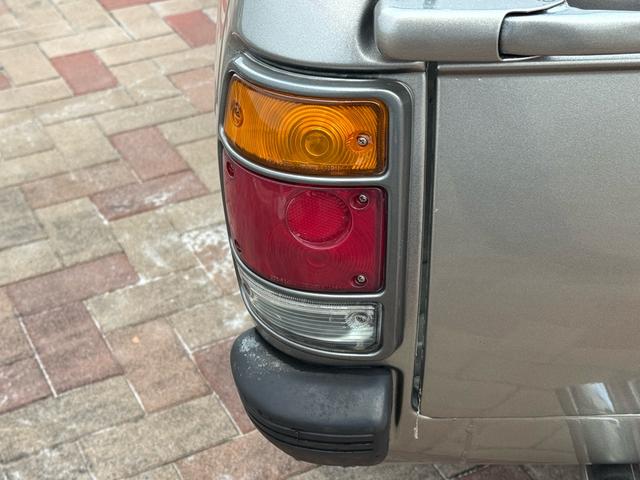サニートラック ＤＸ　ＤＸ　シルバー全塗装　４ＭＴ　Ｆスポイラー　ＭＯＭＯステアリング　社外ホイール　丸目２灯フェイス　フェンダーミラー　社外マフラー（45枚目）