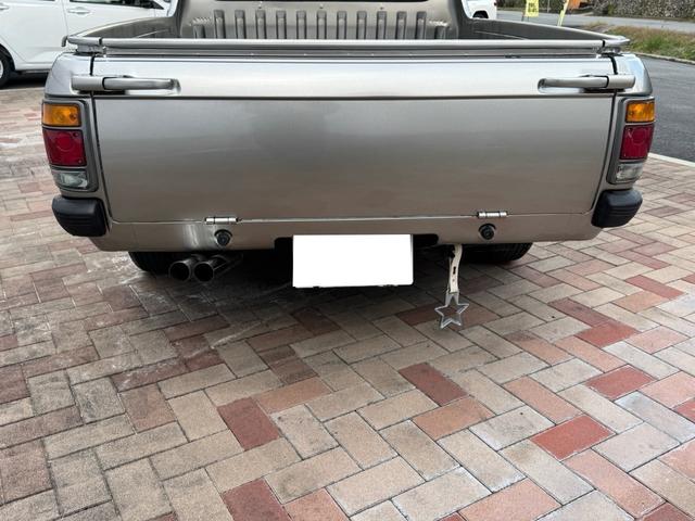 サニートラック ＤＸ　ＤＸ　シルバー全塗装　４ＭＴ　Ｆスポイラー　ＭＯＭＯステアリング　社外ホイール　丸目２灯フェイス　フェンダーミラー　社外マフラー（46枚目）