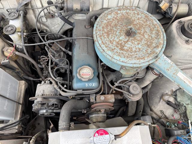 サニートラック ＤＸ　ＤＸ　シルバー全塗装　４ＭＴ　Ｆスポイラー　ＭＯＭＯステアリング　社外ホイール　丸目２灯フェイス　フェンダーミラー　社外マフラー（49枚目）