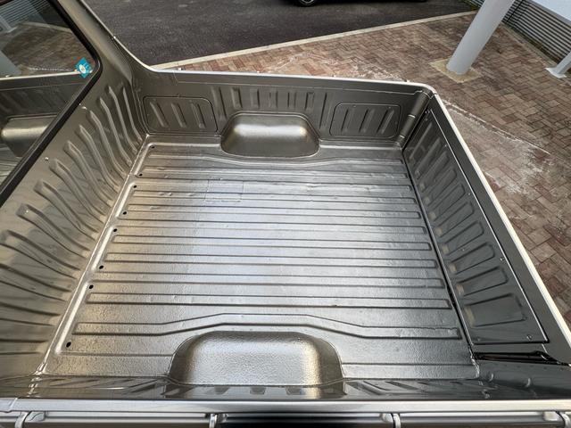 サニートラック ＤＸ　ＤＸ　シルバー全塗装　４ＭＴ　Ｆスポイラー　ＭＯＭＯステアリング　社外ホイール　丸目２灯フェイス　フェンダーミラー　社外マフラー（51枚目）