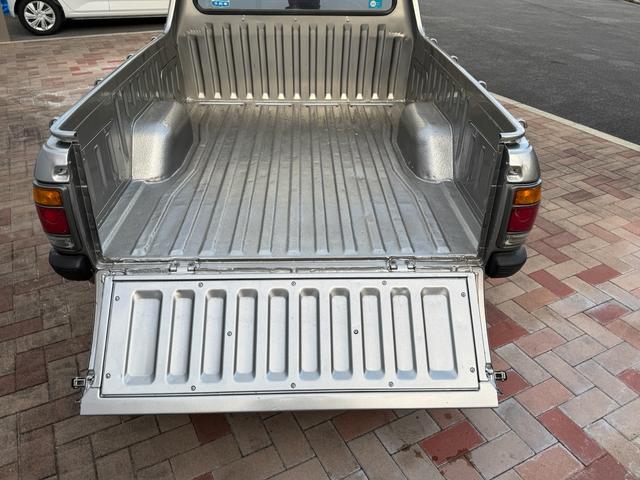 サニートラック ＤＸ　ＤＸ　シルバー全塗装　４ＭＴ　Ｆスポイラー　ＭＯＭＯステアリング　社外ホイール　丸目２灯フェイス　フェンダーミラー　社外マフラー（52枚目）