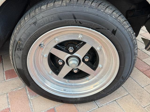 サニートラック ＤＸ　ＤＸ　シルバー全塗装　４ＭＴ　Ｆスポイラー　ＭＯＭＯステアリング　社外ホイール　丸目２灯フェイス　フェンダーミラー　社外マフラー（53枚目）