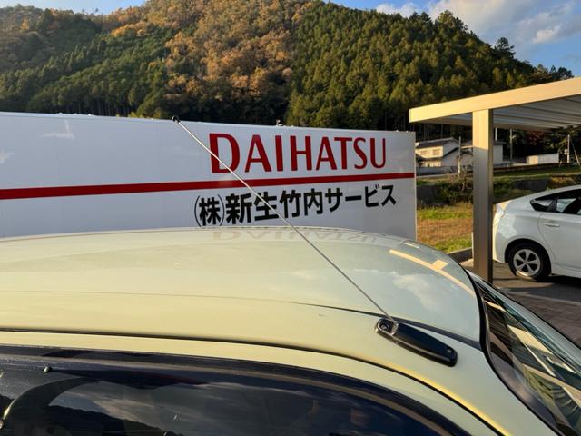 エッセ X X 走行58548キロ 4AT キーレス 電動格納ミラー パワーウィンドウ ドアバイザー 純正CD・FM/AMラジオ AC スペアタイヤ ワンオーナー 禁煙車 記録簿(55枚目)