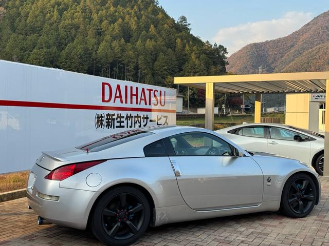 フェアレディＺ バージョンＴ　バージョンＴ　６ＭＴ　社外マフラー　社外ステアリング　３６０°ドラレコ　シートヒーター　ＥＴＣ　３連サブメーター　Ｂｌｕｅｔｏｏｔｈ　バックカメラ　ＬＥＤハバルブ　革シート　ＢＯＳＥサウンド（3枚目）