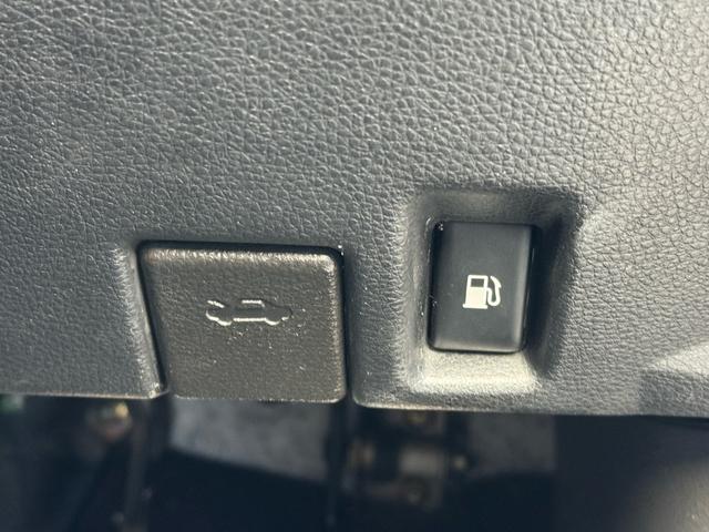 フェアレディＺ バージョンＴ　バージョンＴ　６ＭＴ　社外マフラー　社外ステアリング　３６０°ドラレコ　シートヒーター　ＥＴＣ　３連サブメーター　Ｂｌｕｅｔｏｏｔｈ　バックカメラ　ＬＥＤハバルブ　革シート　ＢＯＳＥサウンド（19枚目）