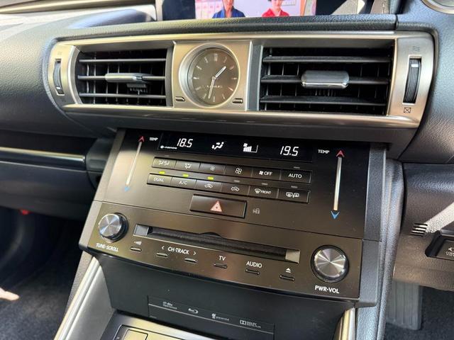 ＩＳ ＩＳ２５０　純正ナビ　衝突軽減　半革シート　追従型クルコン　電動チルステア　シートヒーター　バックカメラ　前席パワーシート　ドライブレコーダー　パドルシフト　フルセグＴＶ　Ｂｌｕｅｔｏｏｔｈオーディオ　ＥＴＣ（12枚目）