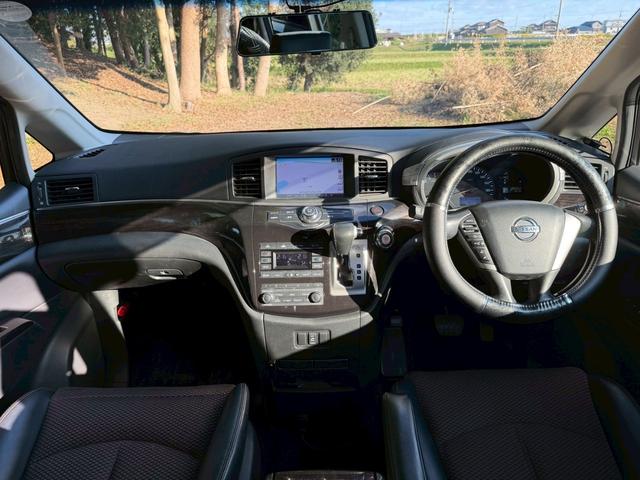 エルグランド ２５０ハイウェイスター　純正メーカーナビ　後席電動モニター　全方位カメラ　両側電動スライド　半革シート　フルセグ　Ｂｌｕｅｔｏｏｔｈオーディオ　ＨＩＤヘッドライト　ＥＴＣ（5枚目）