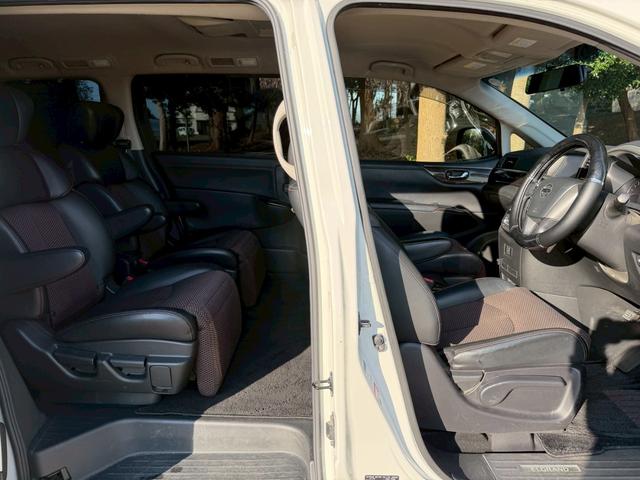 エルグランド ２５０ハイウェイスター　純正メーカーナビ　後席電動モニター　全方位カメラ　両側電動スライド　半革シート　フルセグ　Ｂｌｕｅｔｏｏｔｈオーディオ　ＨＩＤヘッドライト　ＥＴＣ（7枚目）