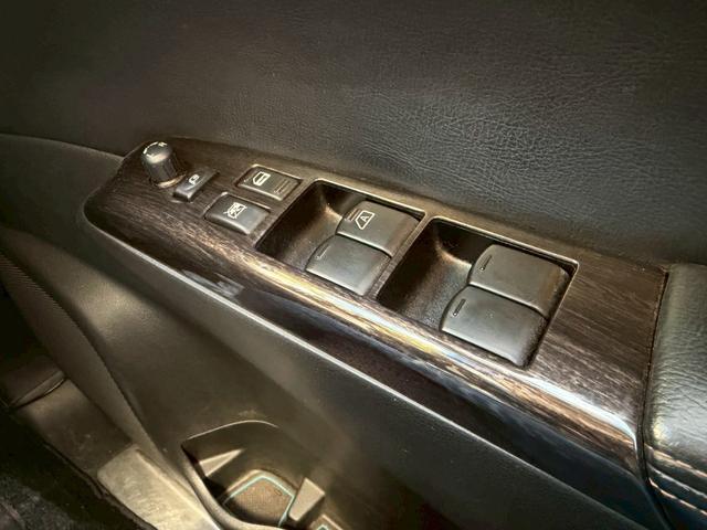 エルグランド ２５０ハイウェイスター　純正メーカーナビ　後席電動モニター　全方位カメラ　両側電動スライド　半革シート　フルセグ　Ｂｌｕｅｔｏｏｔｈオーディオ　ＨＩＤヘッドライト　ＥＴＣ（16枚目）