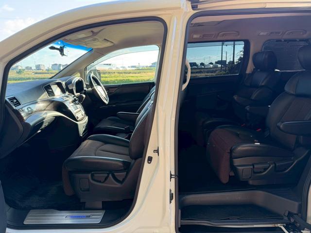 エルグランド ２５０ハイウェイスター　純正メーカーナビ　後席電動モニター　全方位カメラ　両側電動スライド　半革シート　フルセグ　Ｂｌｕｅｔｏｏｔｈオーディオ　ＨＩＤヘッドライト　ＥＴＣ（17枚目）